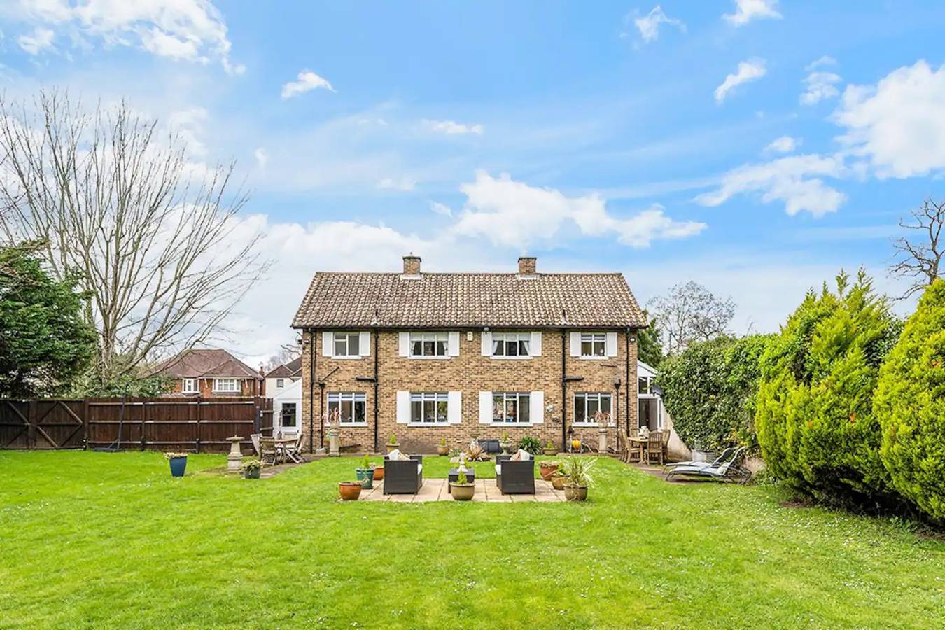Hidden Cottage with Parking in Esher Surrey - Pass the Keys in Chessington World of Adventures, Surrey