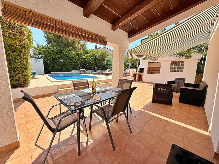 Ganze Wohnung, Apartment Zeljko - mit Pool, 200 m vom Meer, ein Schlafzimmer, überdachte Terrasse, privater Parkplatz, Grill, Außendusche, Sonnenliegen in Silo (Krk), Krk