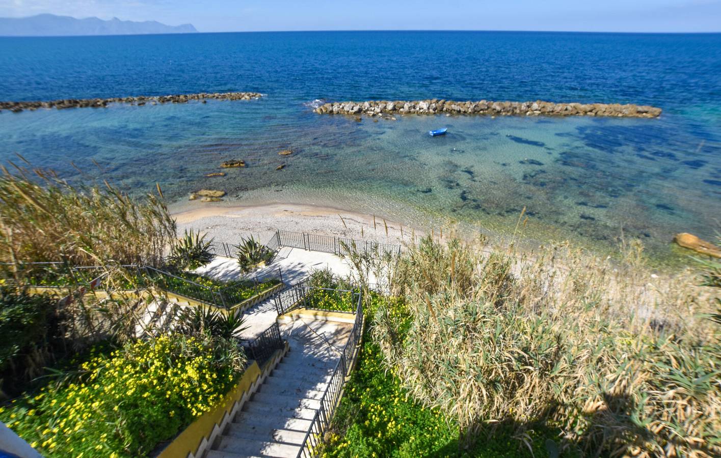 Appartamento intero, Appartamento con vista mare con AC, parcheggio, cucina e internet in Trappeto, Provincia di Palermo