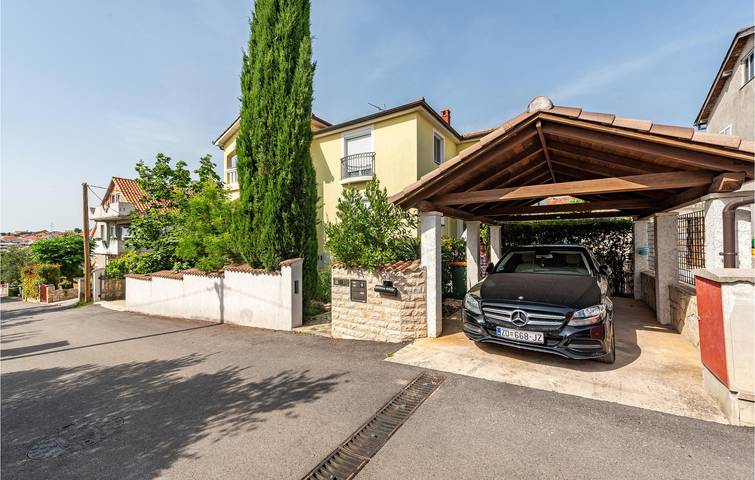 Ganze Ferienwohnung, Charmantes Apartment, 2 km vom Strand entfernt, mit WLAN, Klimaanlage, Terrasse und Parkplatz in Zadar Stadt, Zadar (Kommun)