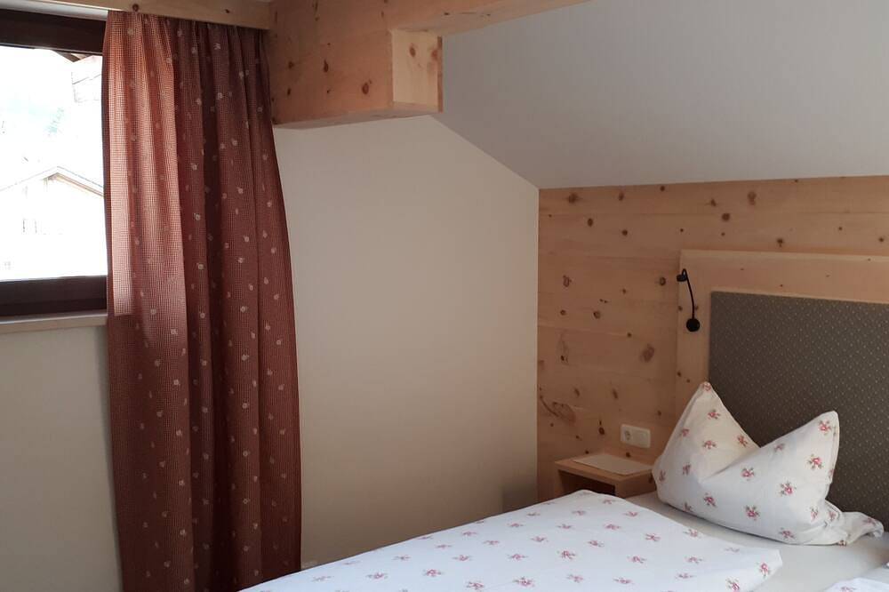 Ganze Wohnung, Appartement 45 qm, 2 Personen, 1 separates Schlafzimmer, Dachgeschoss in Unterwössen, Bayerische Alpen