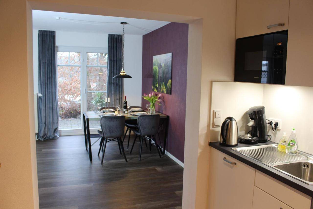 Ganze Wohnung, Apartment am Frauenberg - ruhige Lage - Terrasse - Blick ins Tal - Carport mit Wallbox - Self-Check-in - schnelles Wlan in Bad Hersfeld, Hessisches Bergland