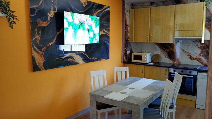 Hel lejlighed, La Fuente Ribadeo 1 Apartment with Mountain Views, Wi-Fi, and Air Conditioning in Ribadeo, A Mariña Lucense
