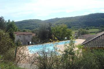 Gîte pour 5 personnes, avec vue ainsi que jardin et piscine à Cajarc