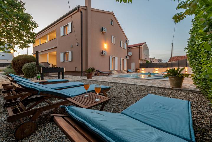 Ferienhaus für 14 Personen, mit Garten und Terrasse in Nin