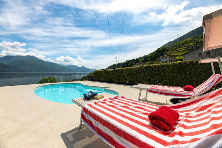 Apartamento entero, Habitación 'Elena' con piscina compartida, Wi-Fi y aire acondicionado in Musso, Municipio de Musso