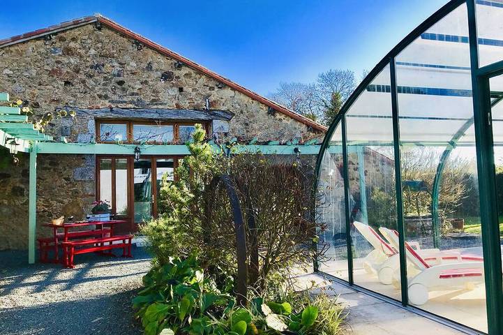 Gîte pour 4 personnes, avec piscine ainsi que sauna et jardin à La Chapelle-Saint-Étienne