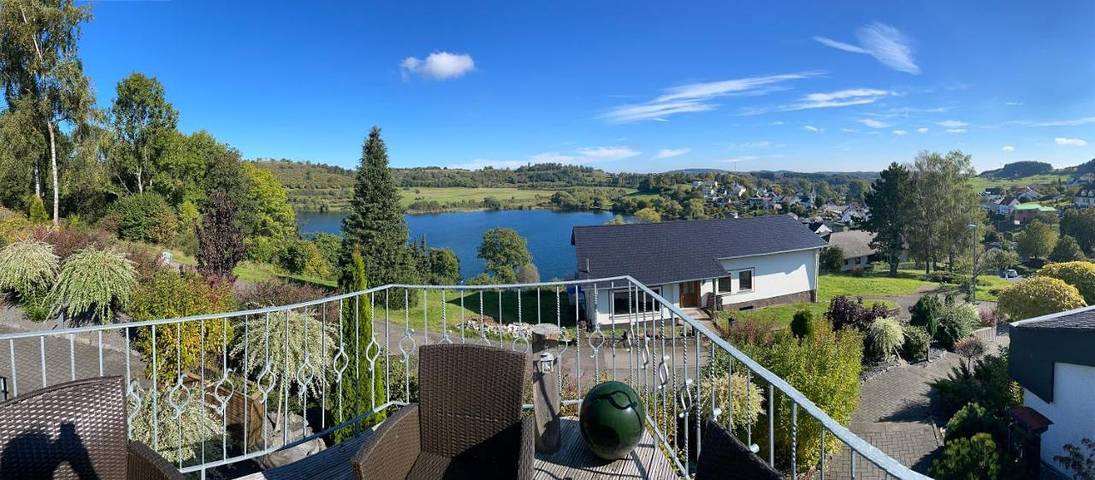 Ferienhaus für 14 Personen, mit Sauna und Whirlpool sowie Garten in der Eifel