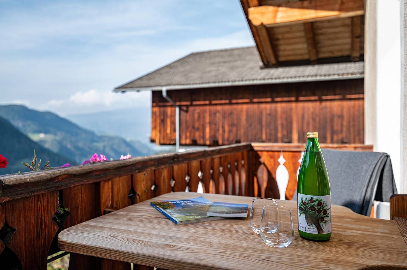 Entire apartment, Holiday Apartment "Ritschhof Nuss" with Mountain View, Shared Garden & Wi-Fi in Sankt Peter Tal, Lajen