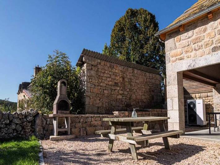 Gîte pour 6 personnes, avec terrasse ainsi que jardin et piscine, adapté aux familles dans La Fage-Saint-Julien - 2