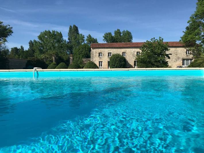 Location de vacances pour 20 personnes, avec Terrasse ainsi que Jardin et Piscine à Dœuil-sur-le-Mignon