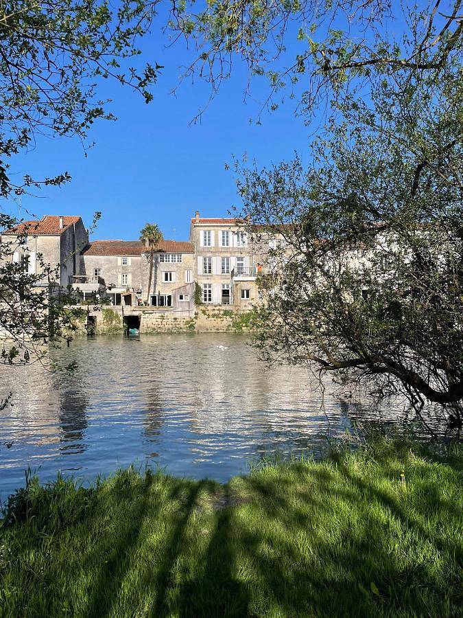 Location de vacances pour 8 personnes, avec Balcon ainsi que Terrasse et Vue à Saint-Savinien