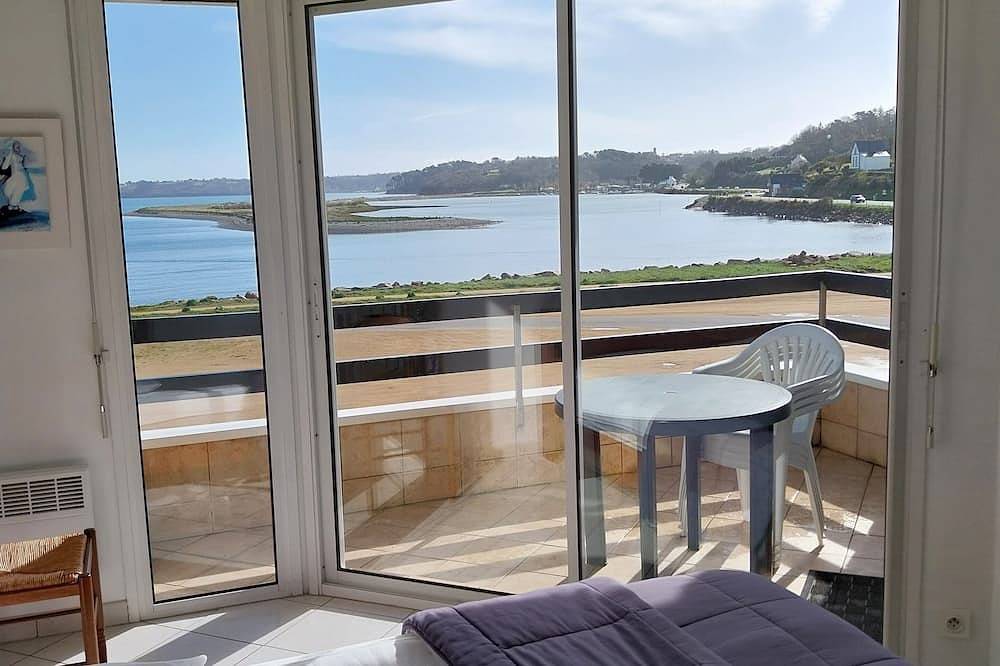 Apartamento entero, Perros-Guirec, T2, Vista Panorámica Al Mar De La Estancia, El Dormitorio Y La Terraza in Perros-Guirec, Costa de granito rosa