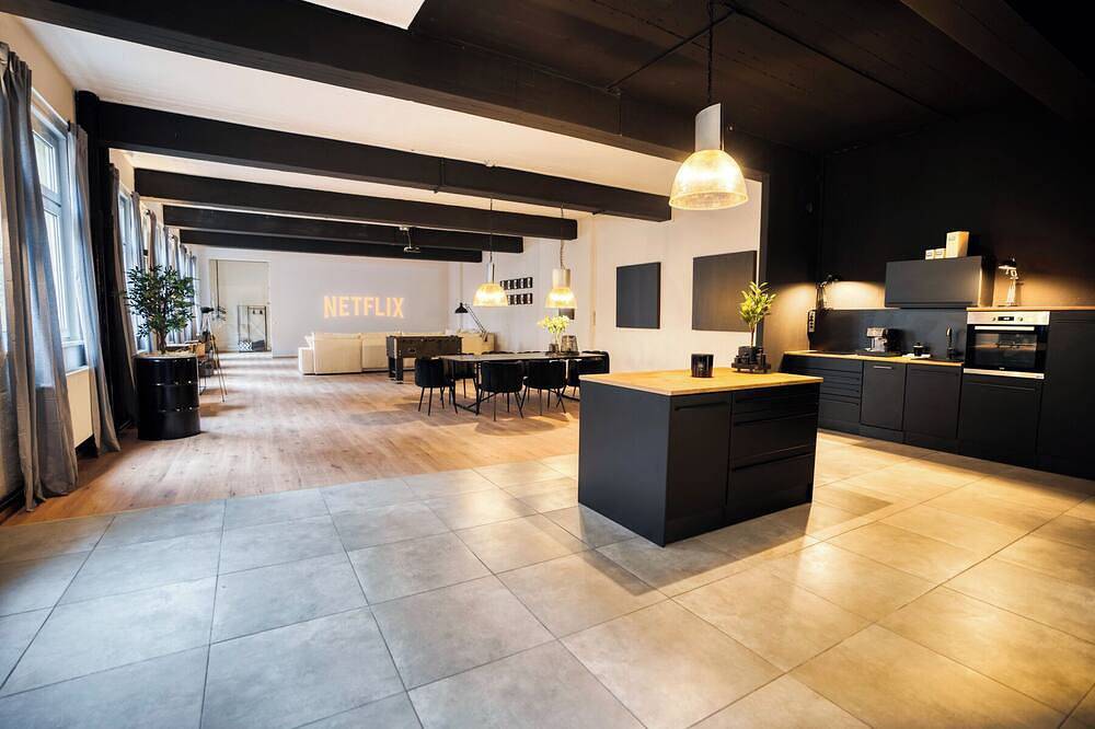 Entire apartment, Design Loft - 200 square meters - home cinema - parking lot - 6 persons in Wiesbaden, Rheingau