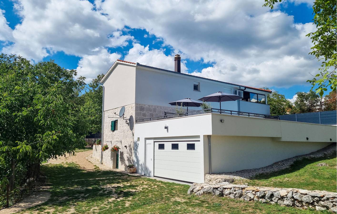 Geräumige 2-Zimmer-Wohnung mit Pool, Terrasse und kostenlosem WLAN in Makarska Riviera