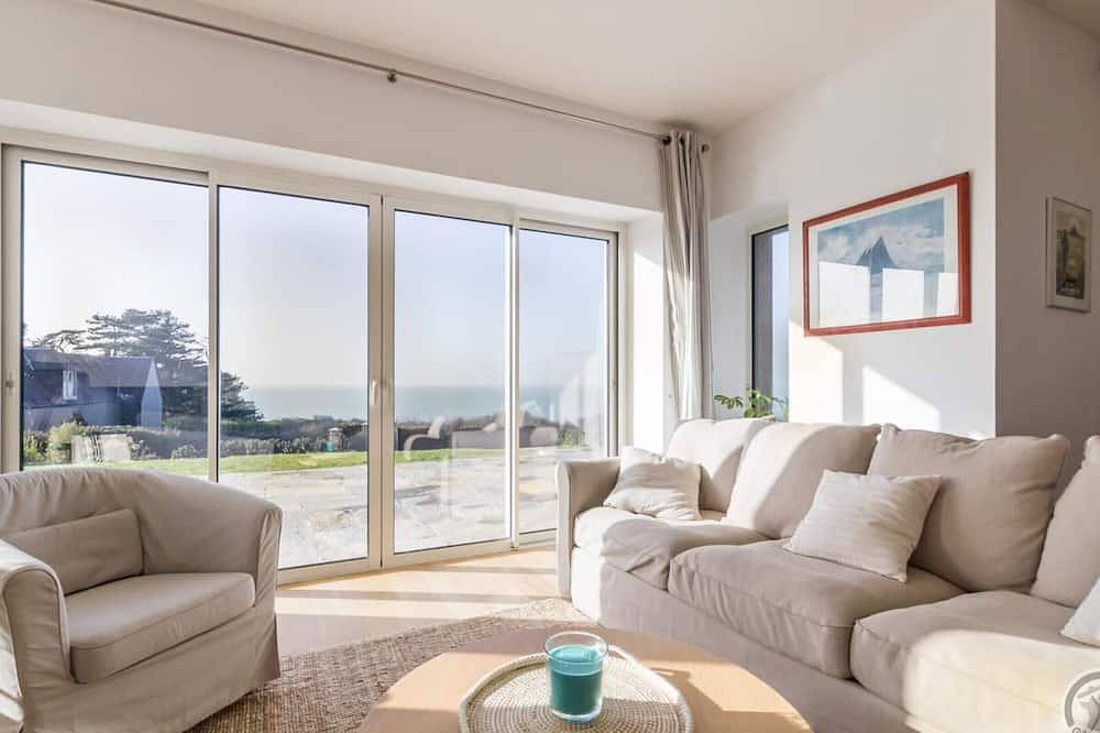 Zeitgenössische Villa in Carolles mit Meerblick und direktem Strandzugang in Carolles, Côte de la Déroute