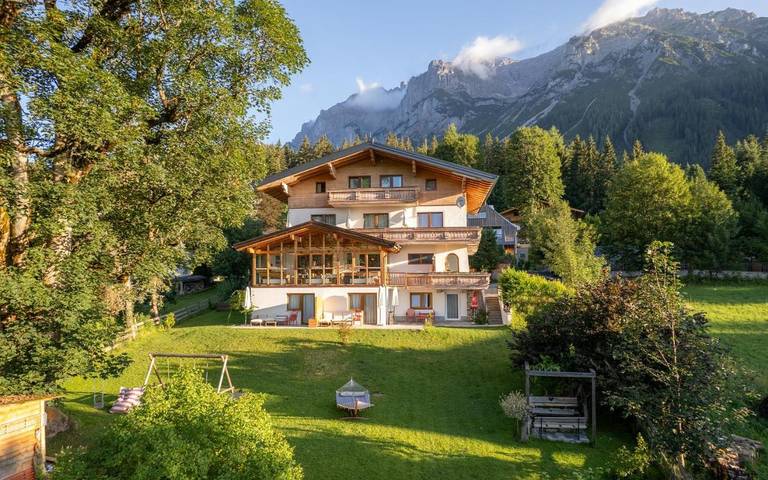 BnB für 4 Personen, mit Balkon und Terrasse sowie Garten und Ausblick in Ramsau am Dachstein
