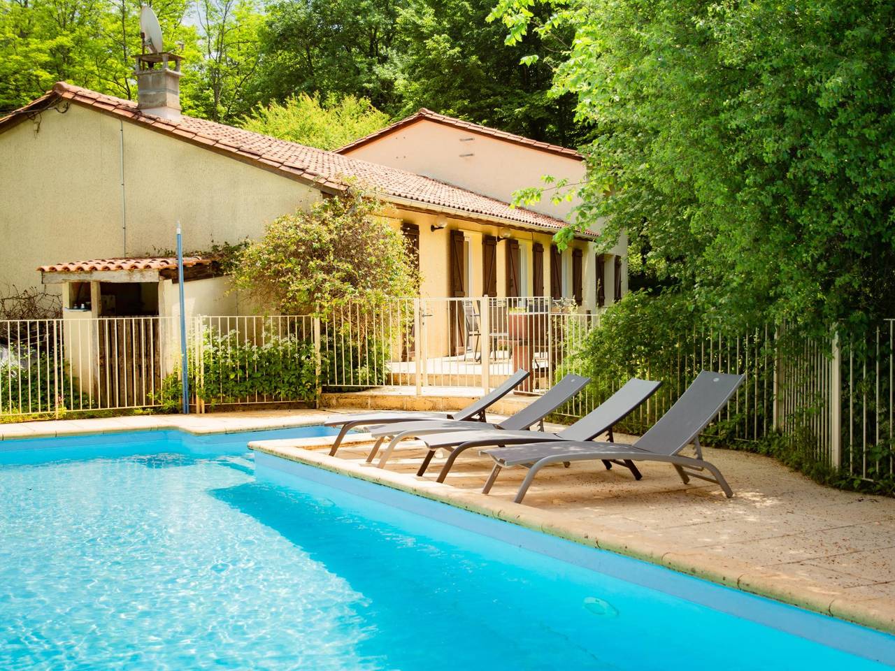 Maison de vacances avec piscine privée clôturée
 in Saint-Cybranet, Périgord Noir