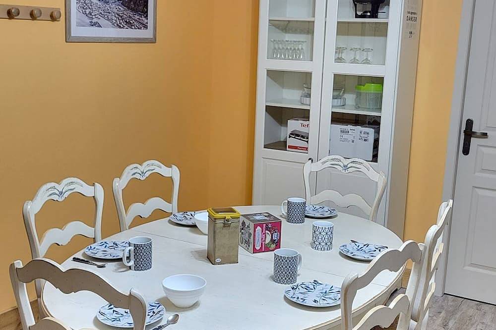 Ganze Wohnung, Comfortable 6-person apartment in Glières-Val-de-Borne, Region Bonneville