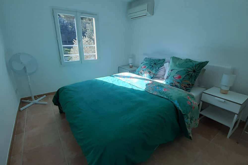 Contemporary villa with panoramic view of the Sainte Victoire. in Cadolive, Marsella region