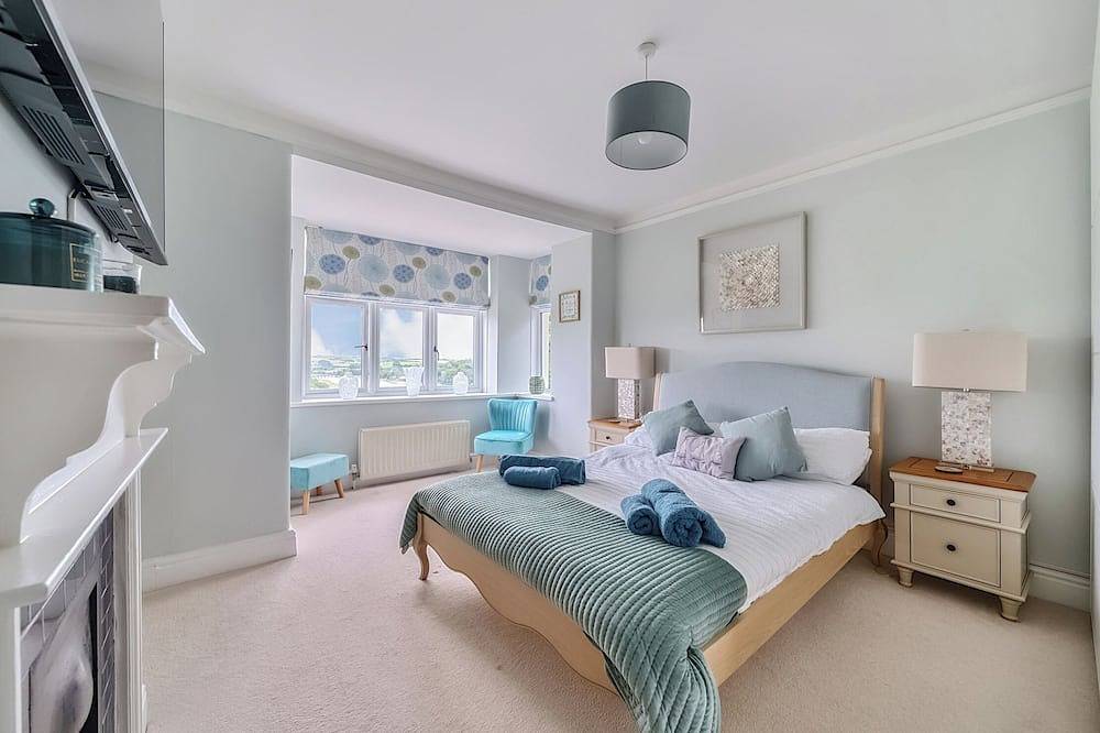 Mallacleave House, pet friendly, luxury holiday cottage in Bideford in Bideford, Devon