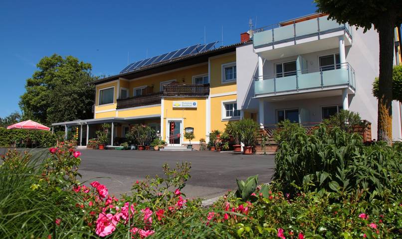 Ferienwohnung für 4 Personen, mit Balkon und Terrasse sowie Garten und Ausblick in Feldbach