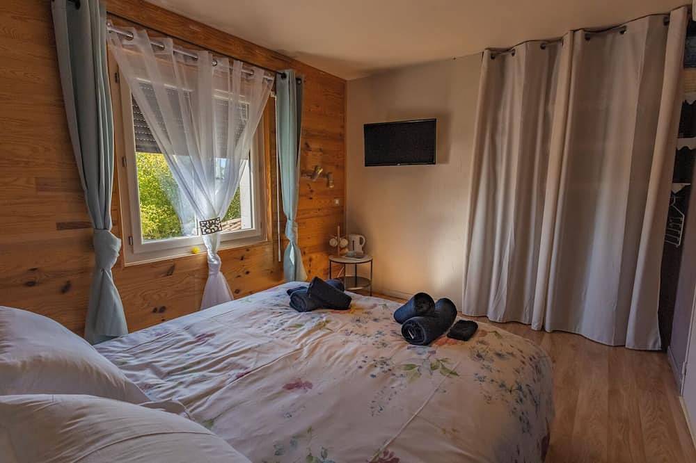 Au petit Bonheur Chambres d'hôtes avec piscine partager. in Hautefage-la-Tour, Quercy