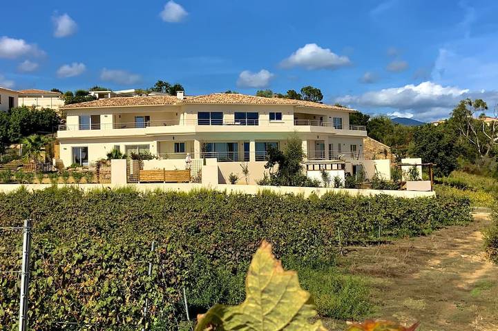 Villa pour 12 personnes, avec balcon et jardin à Sari-Solenzara