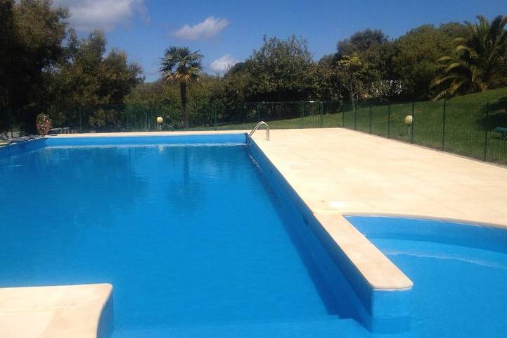 Appartement de vacances pour 4 personnes, avec piscine ainsi que terrasse et jardin, animaux acceptés