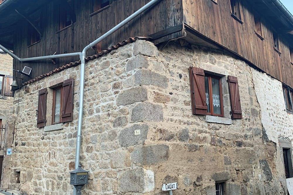 Accommodation in a former paper mill in Saint-Martin-des-Olmes, Parque Natural Regional Livradois-Forez