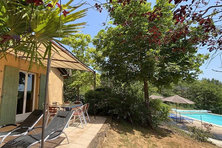 Gîte pour 5 personnes, avec jardin ainsi que terrasse et piscine à Doissat