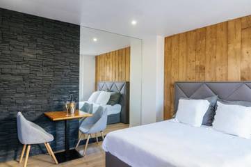 Gîte pour 2 personnes, avec terrasse ainsi que jacuzzi et jardin à Bullion (homonymie)