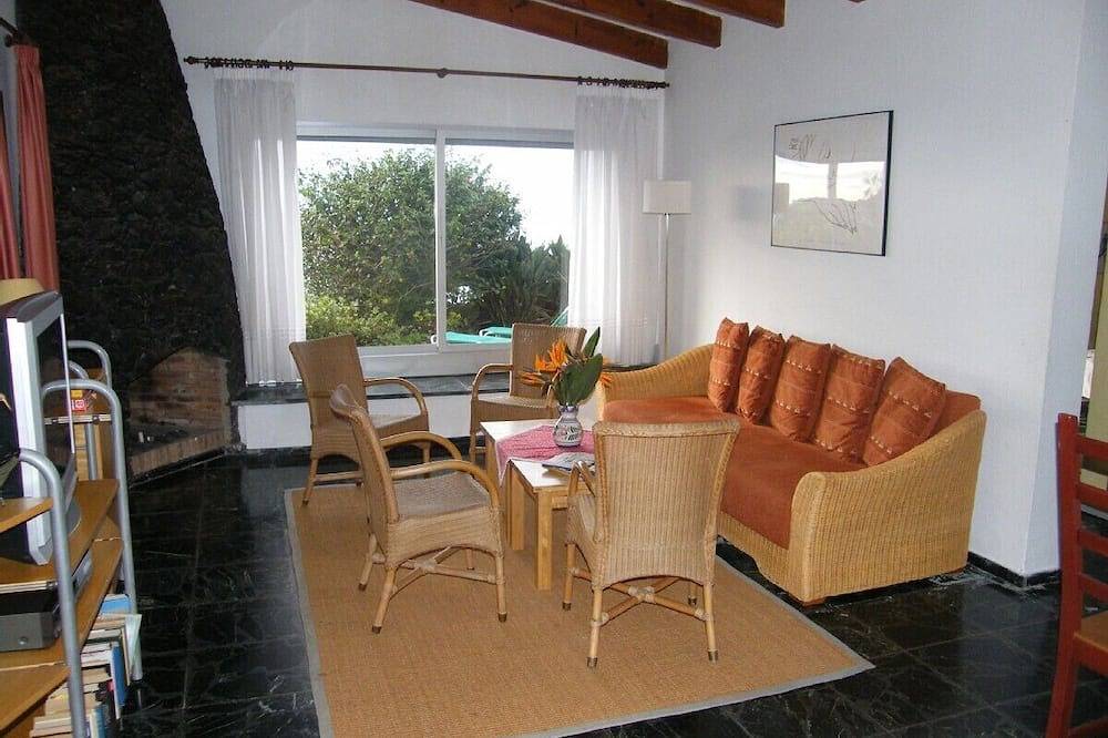 Komfortables Ferienhaus mit herrlichem Garten und Pool direkt am Atlantik in La Victoria de Acentejo, Teneriffa Nord