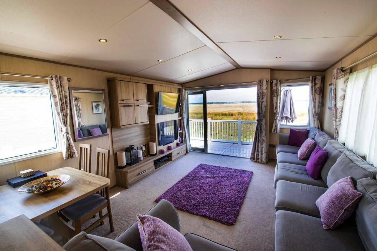 River Lodge Platinum Plus Holiday Home with River Views, Free Wifi & Netflix in Camber, East Sussex