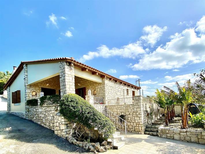 Villa for 6 people, with garden and balcony as well as pool, child-friendly in Rethymnon