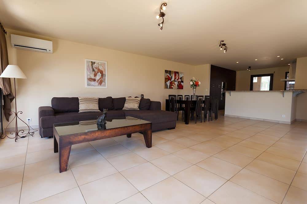 Villa 1 in Sagone 4 bedrooms 140 m2, all comfort 5 minutes from the sea in Sagone, Vico