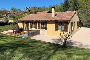 Gîte pour 6 personnes, avec jardin ainsi que terrasse et piscine à Nabirat