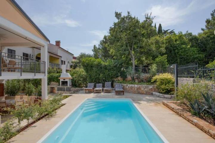 Ferienhaus für 8 Personen, mit Terrasse und Pool sowie Garten - 1