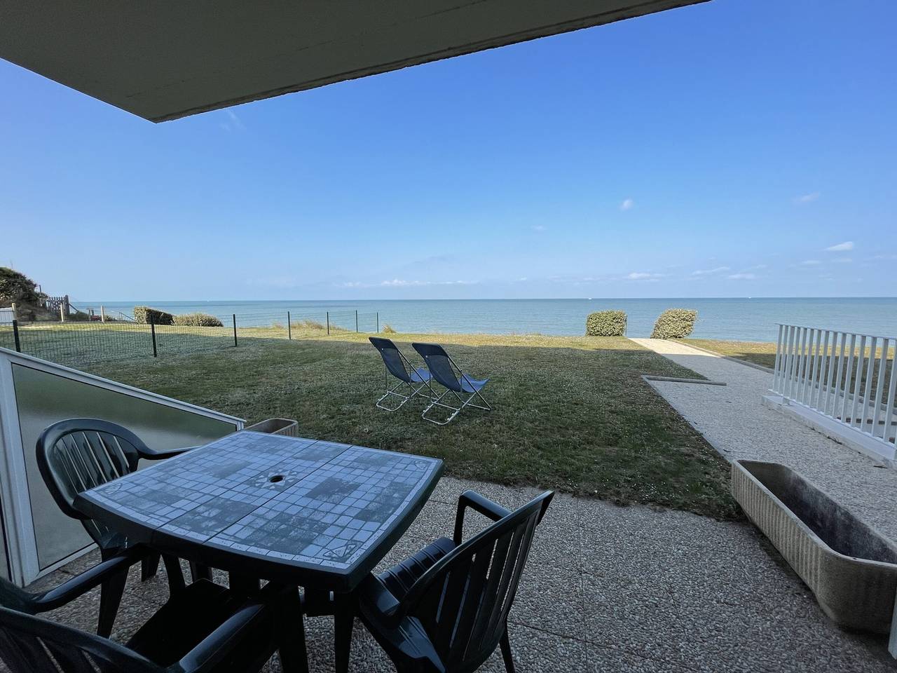 Apartamento entero, Apartamento en Primera Línea de Playa con Terraza Privada y Acceso Directo al Mar in Jullouville, Côte de la Déroute