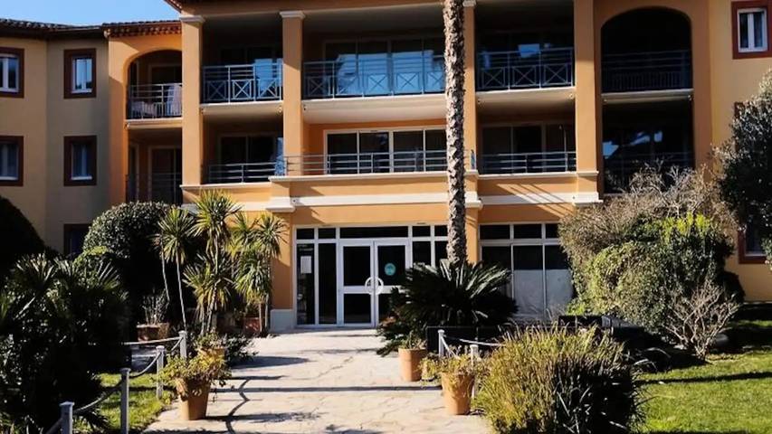 Gîte pour 5 personnes, avec Balcon ainsi que Jardin et Piscine dans Plage La Badine