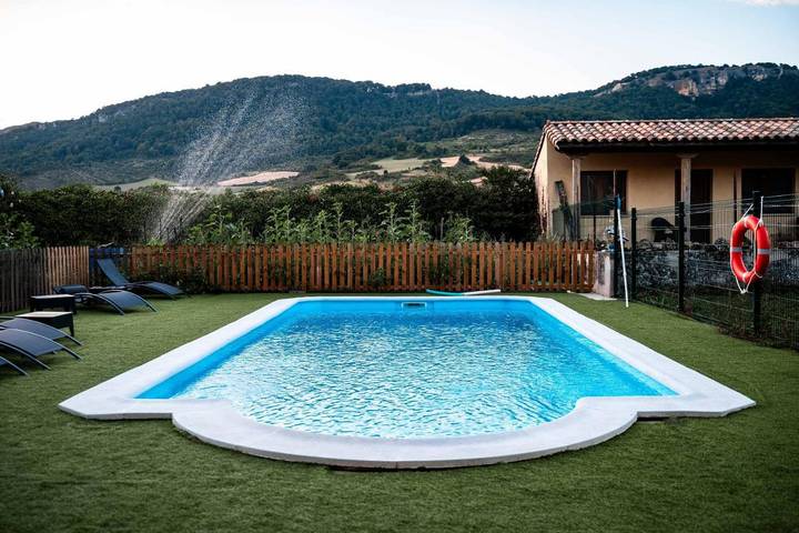 Casa de familia para 2 personas, con Jardín además de Piscina y Vistas en Álava