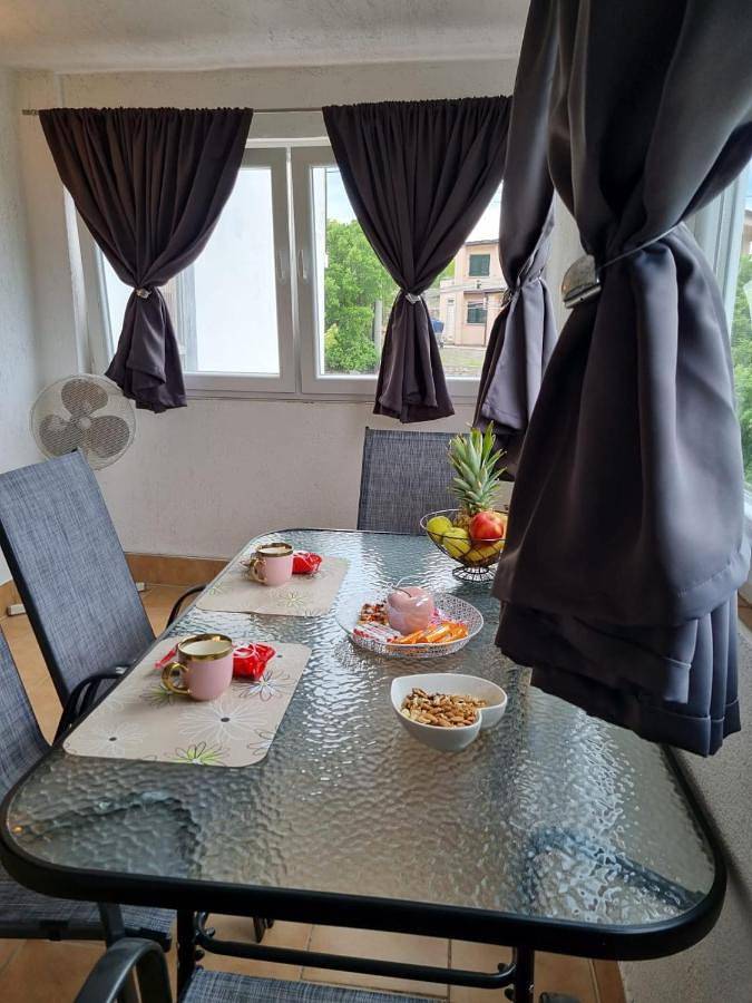 Ferienwohnung für 3 Personen, mit Garten und Ausblick sowie Kinderpool in Karlobag - 2