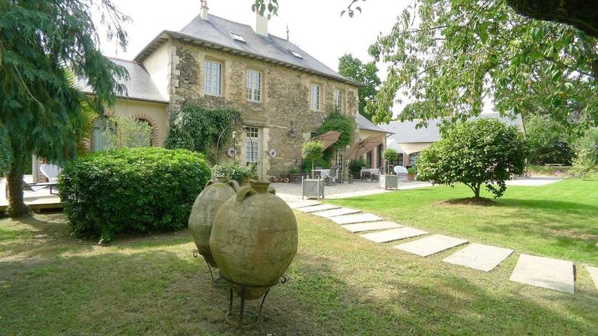 Chambre d’hôte pour 5 personnes, avec Terrasse ainsi que Jacuzzi et Jardin à Gévezé