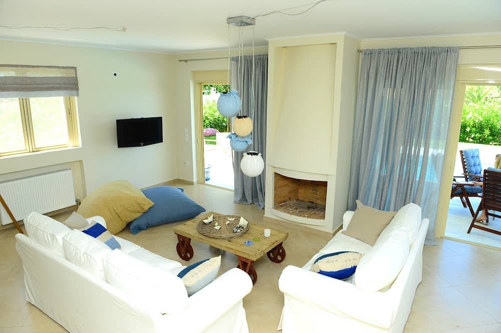 Citron Pale Villa with Private Pool in Golf von Kyparissia