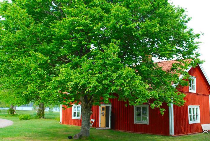 Hus för 6 Personer, med trädgård och sjöutsikt i Östergötland