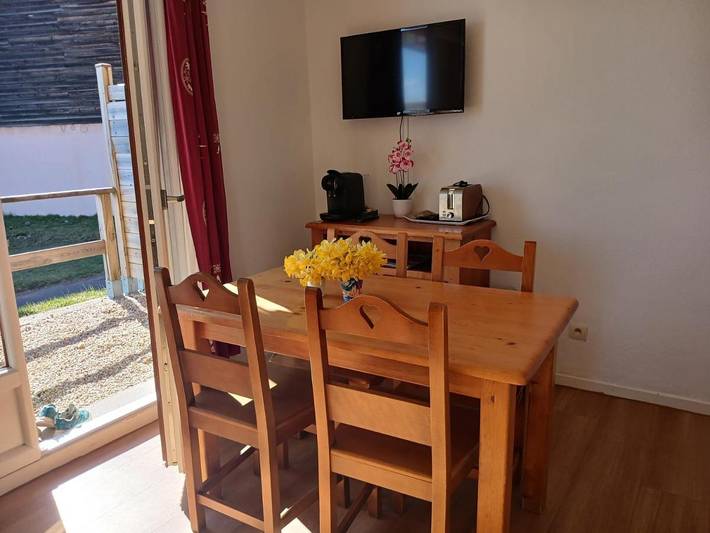 Gîte pour 5 personnes, avec terrasse et vue ainsi que sauna et piscine, animaux acceptés dans Lac Pavin - 4