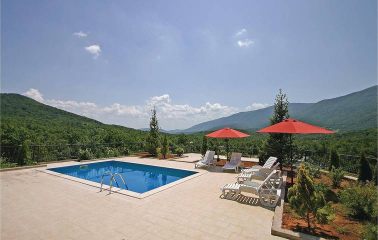 Gemütliche Ferienwohnung mit Pool, Terrasse und WLAN in Crni Kal, Lika-Senj