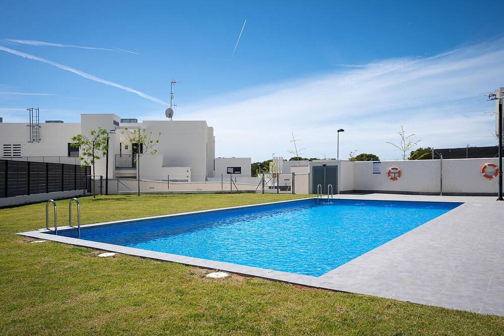 Apartamento entero, Apartamento moderno a 150m de la playa con piscina, terraza y parking en zona tranquila in Altafulla, Costa Dorada