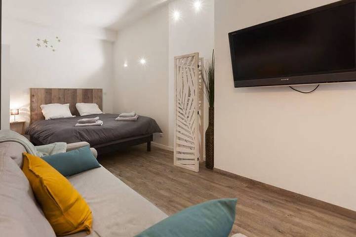 Entire apartment, Grand F1bis haut de gamme - Hyper-centre in Louviers, Les Andelys region