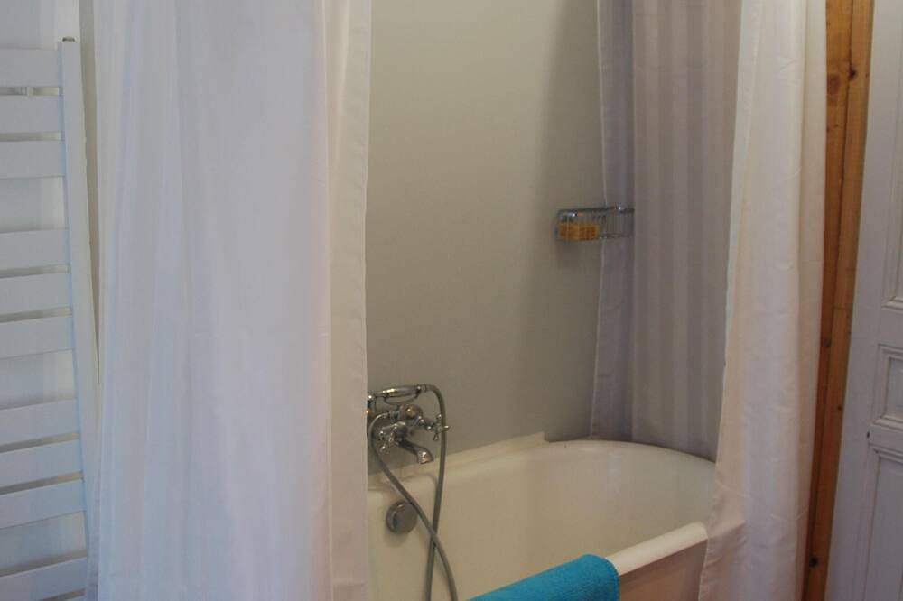 Apartamento entero, Gran estudio moderno de planta abierta tranquilo, piscina, cama elástica, terraza, zonas verdes in Salon-de-Provence, Region de Aix-en-Provence